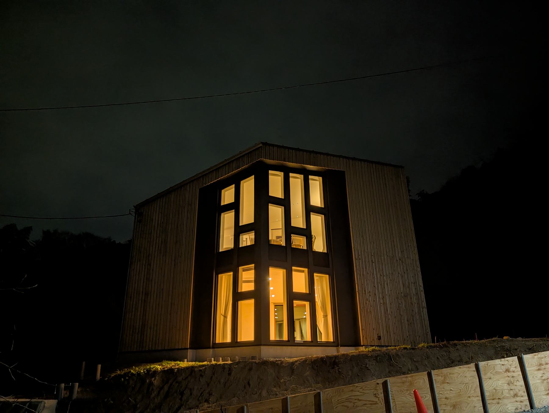 夜、窓から明かりの漏れる建物