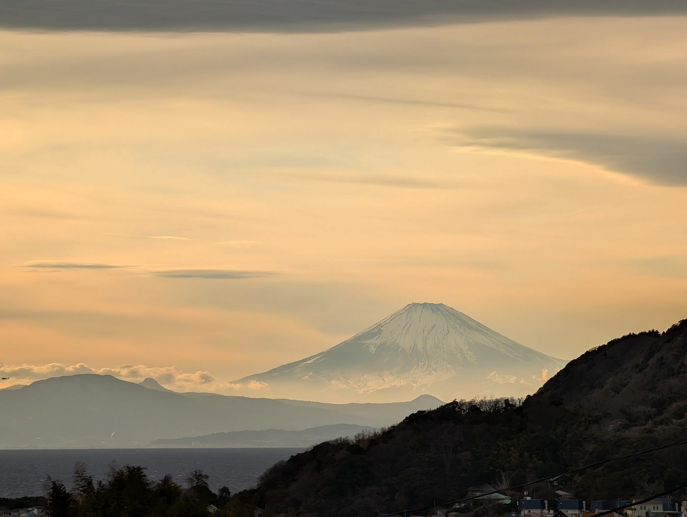 朝の空と、雲の上に浮かぶ富士山