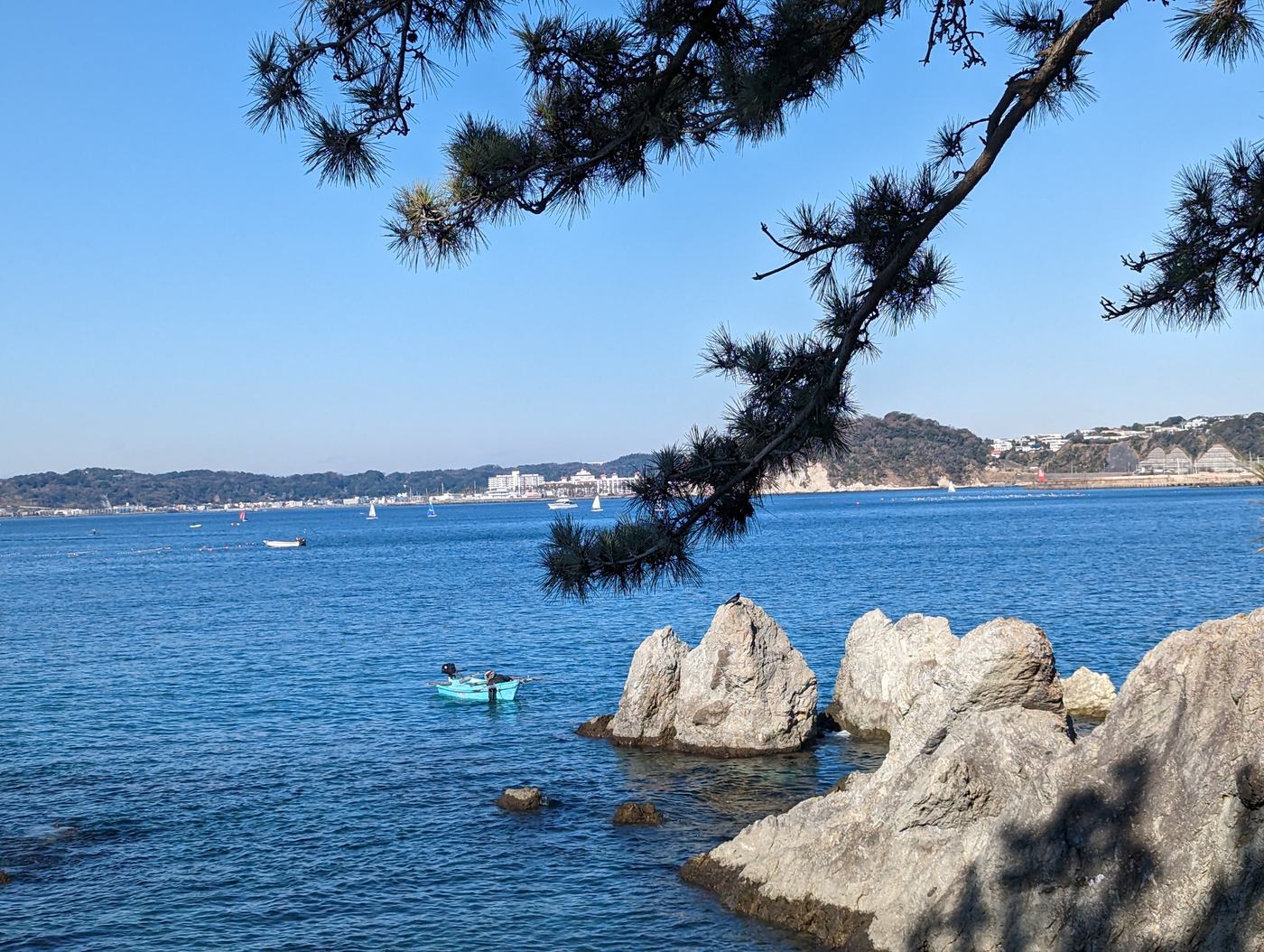 白い岩と青い海、遠くに岬