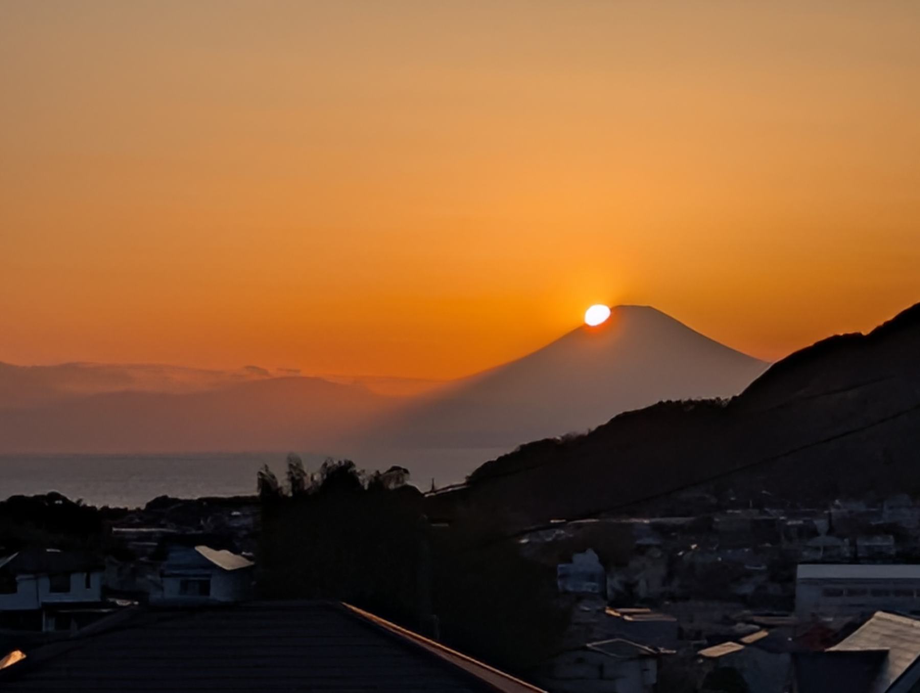 富士山の稜線に沈む夕日